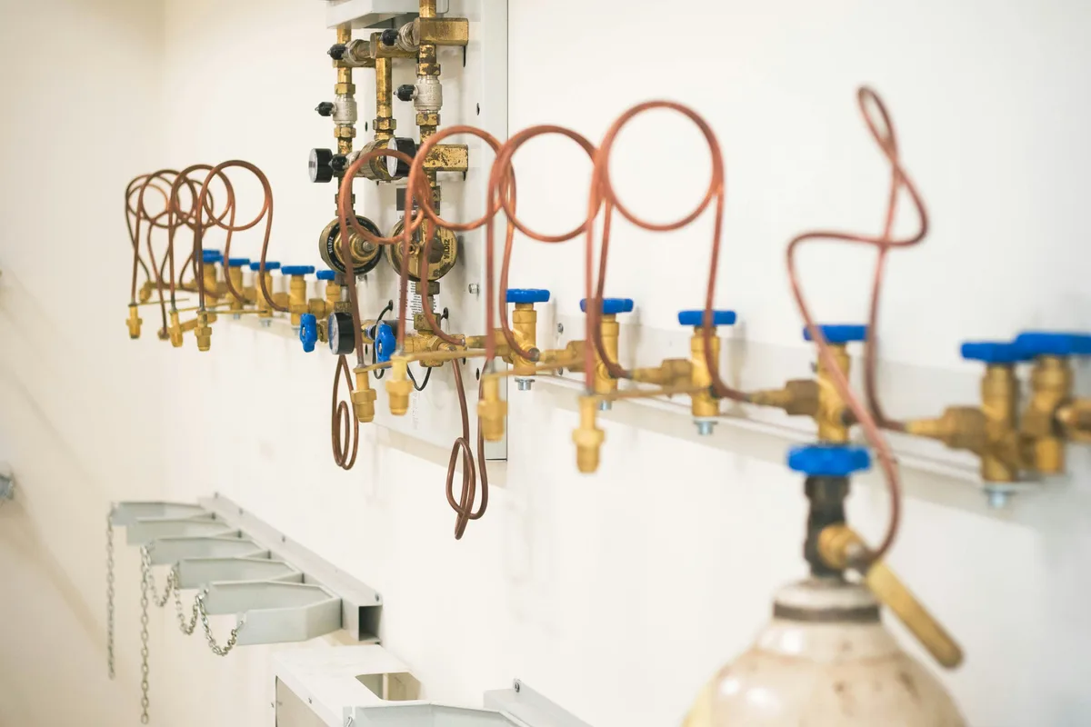 Rampe de distribution de gaz : vannes en laiton et tubulures cuivre fixées au mur
